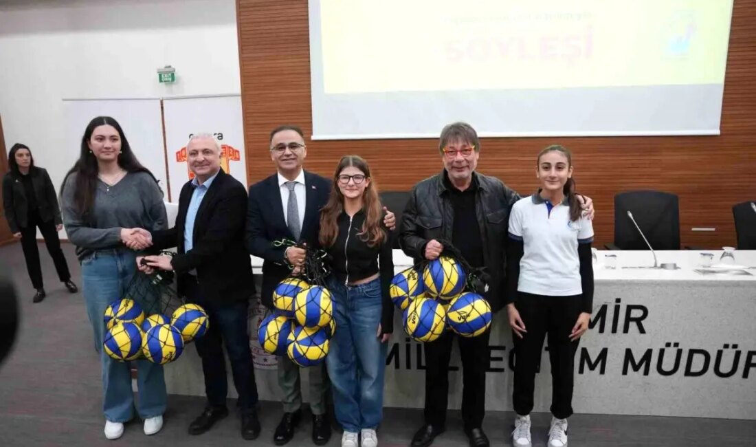 İzmir'de öğrenciler için düzenlenen voleybol topu dağıtımı etkinliği, gençlere spor