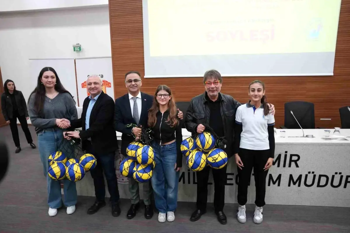 İzmir'de öğrenciler için düzenlenen voleybol topu dağıtımı etkinliği, gençlere spor