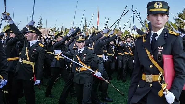 Kara Harp Okulu Mezuniyetinde İhraç Kararı ve Tepkiler