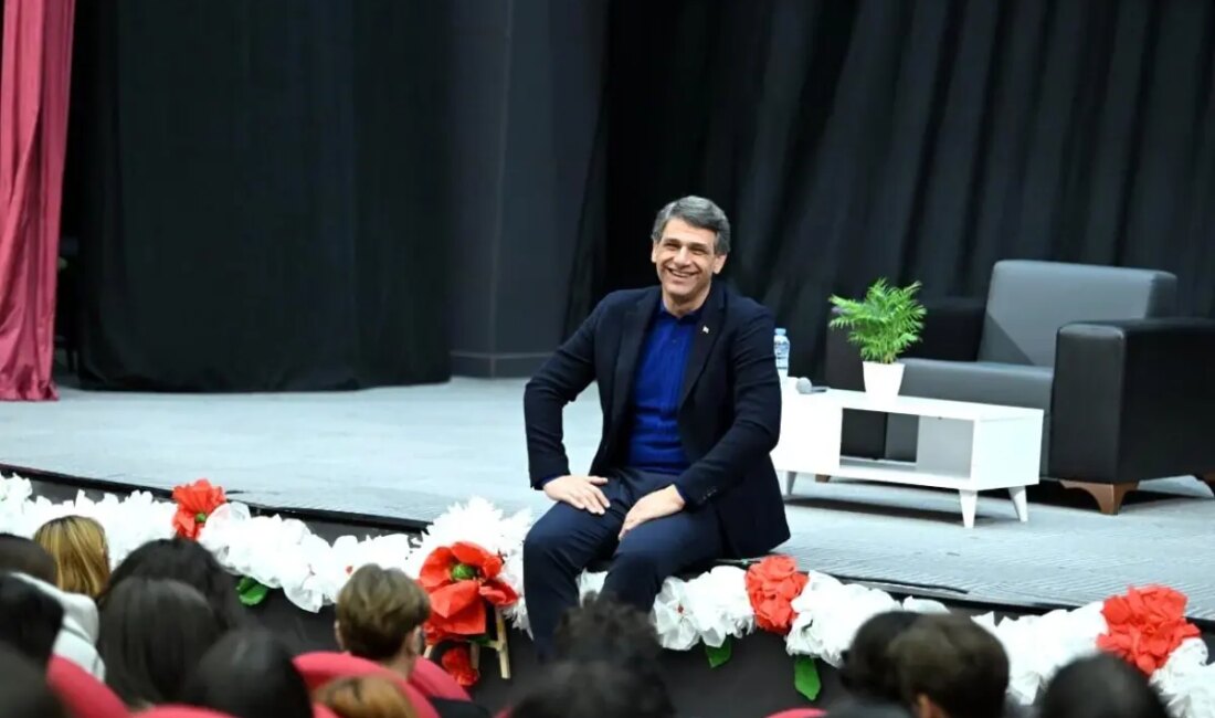 Kartepe Belediye Başkanı Mustafa Kocaman, gençlerle bir araya gelerek onların