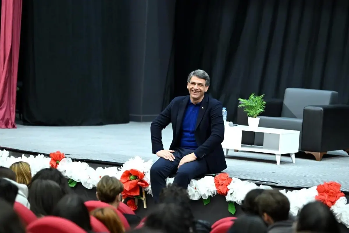 Kartepe Belediye Başkanı Mustafa Kocaman, gençlerle bir araya gelerek onların