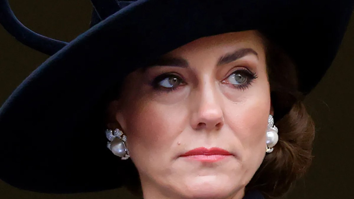 Kate Middleton, şıklığı ve zarafetiyle yeni moda dönemine adım atıyor.