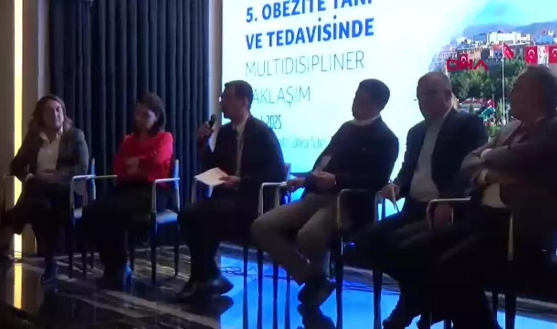 Kayseri'de düzenlenen obezite sempozyumu, sağlık uzmanları ve katılımcılarla birlikte obezite