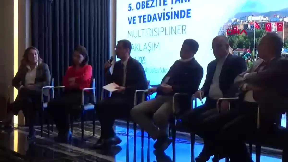 Kayseri'de düzenlenen obezite sempozyumu, sağlık uzmanları ve katılımcılarla birlikte obezite