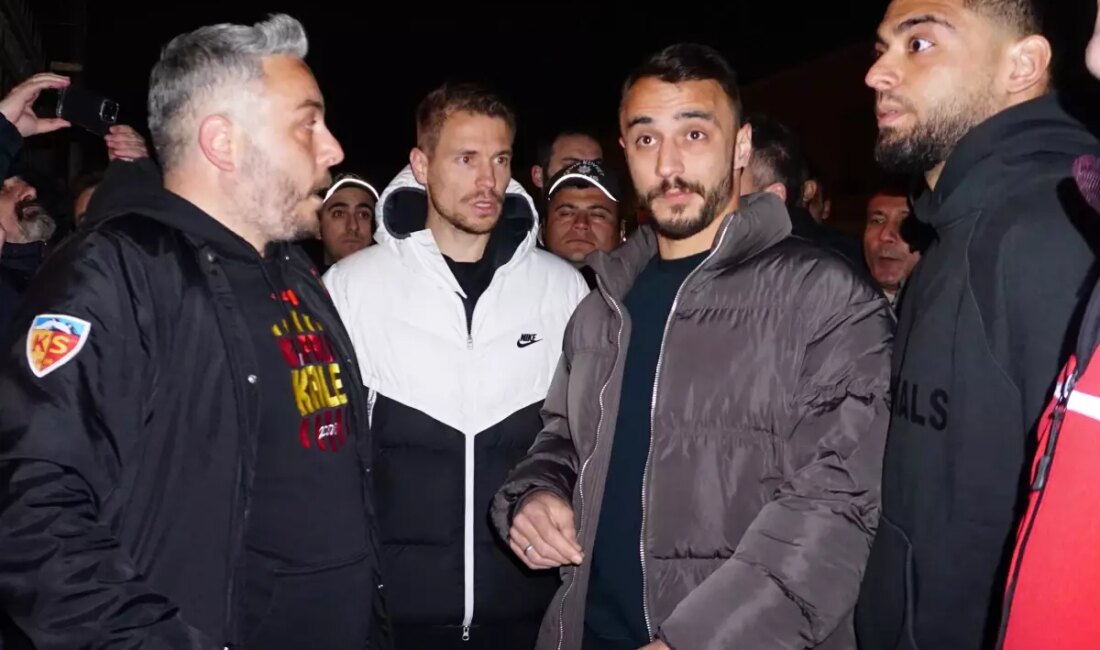 Kayserispor'un Sivasspor'a yaşadığı yenilgi sonrası taraftarların tepkileri gündeme geldi. Maç