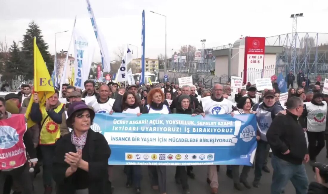 KESK üyesi memurlar, maaş artışlarını protesto etmek amacıyla iş bıraktı.