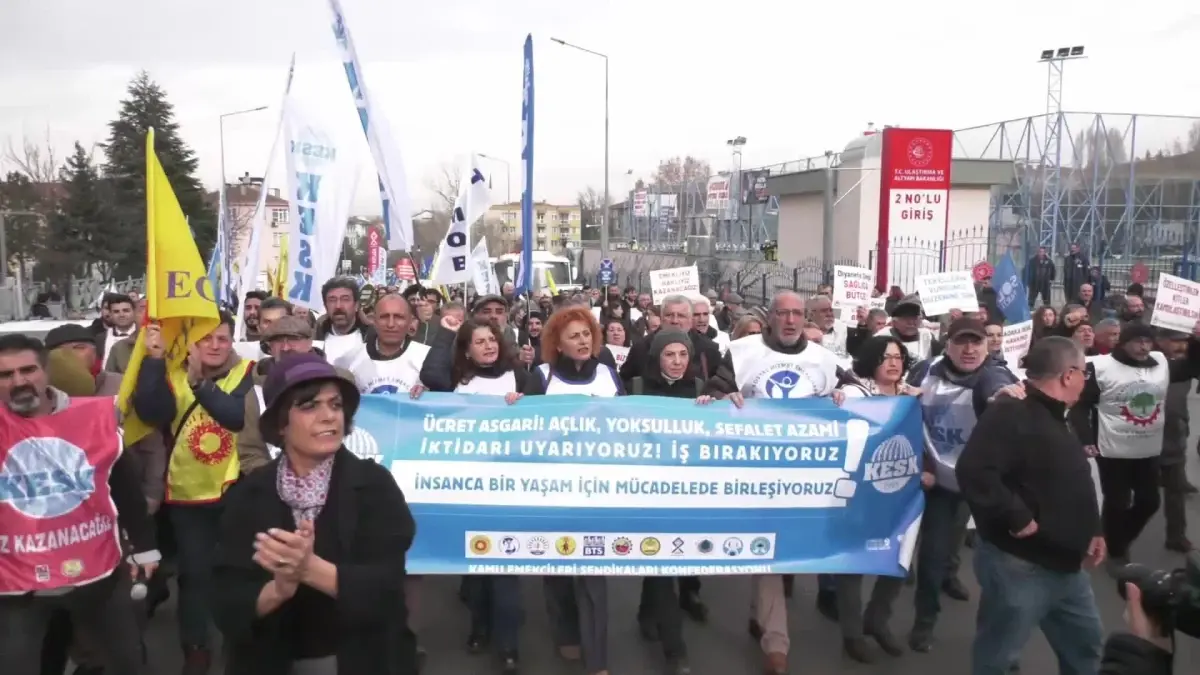 KESK üyesi memurlar, maaş artışlarını protesto etmek amacıyla iş bıraktı.