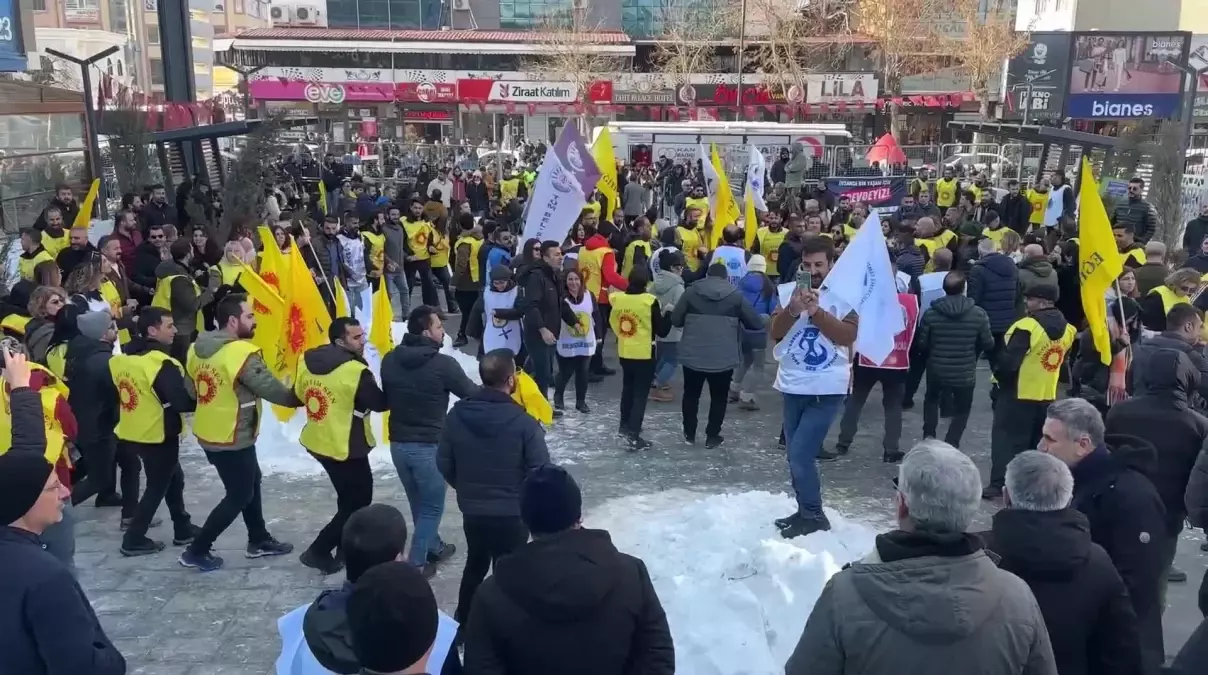 KESK üyeleri, Van'da sefalete karşı seslerini yükselterek grev düzenledi. Eylemde,