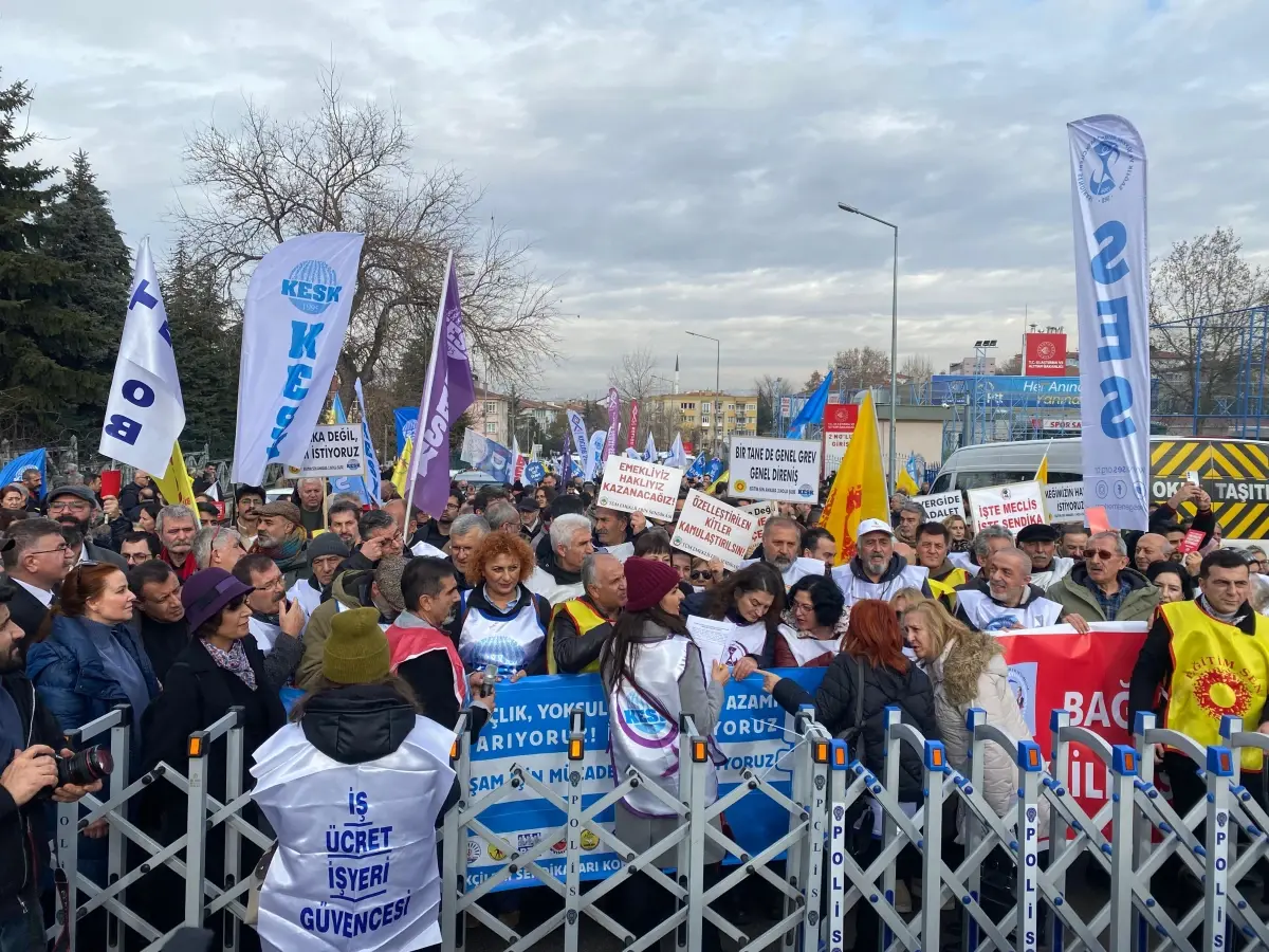 KESK, kamu emekçilerinin haklarını savunmak amacıyla önemli bir basın açıklaması