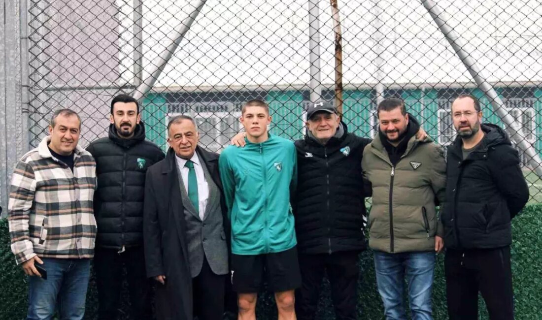 Kocaelispor, genç yetenek Demetre Gabisonia ile sözleşme imzalayarak kadrosunu güçlendirdi.