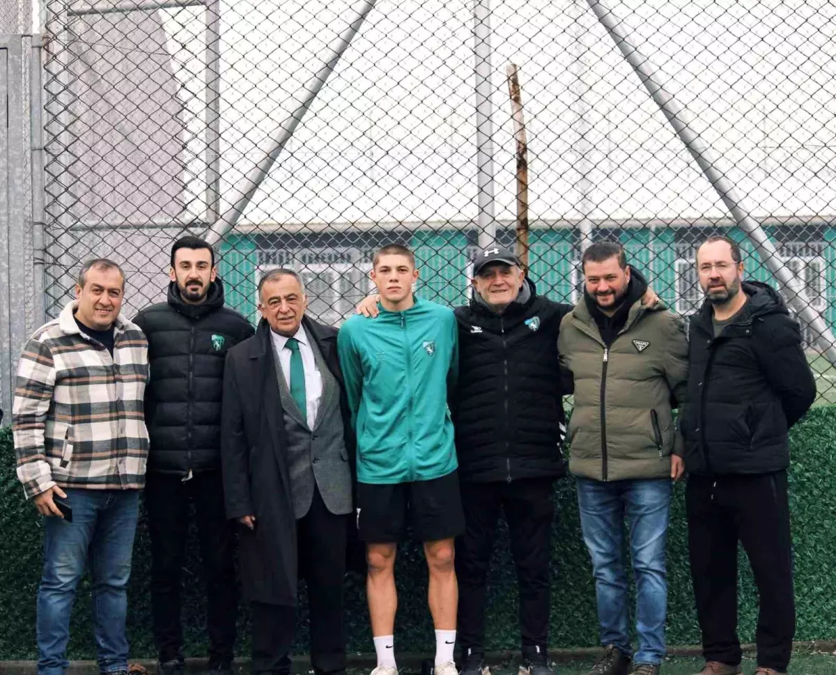 Kocaelispor, genç yetenek Demetre Gabisonia ile sözleşme imzalayarak kadrosunu güçlendirdi.