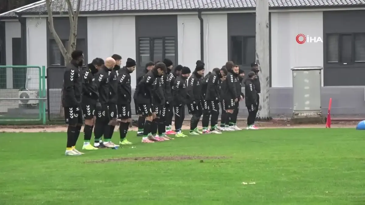 Kocaelispor'un yeni transferi Samet Yalçın, takımının ilk idmanına çıkarak yeni