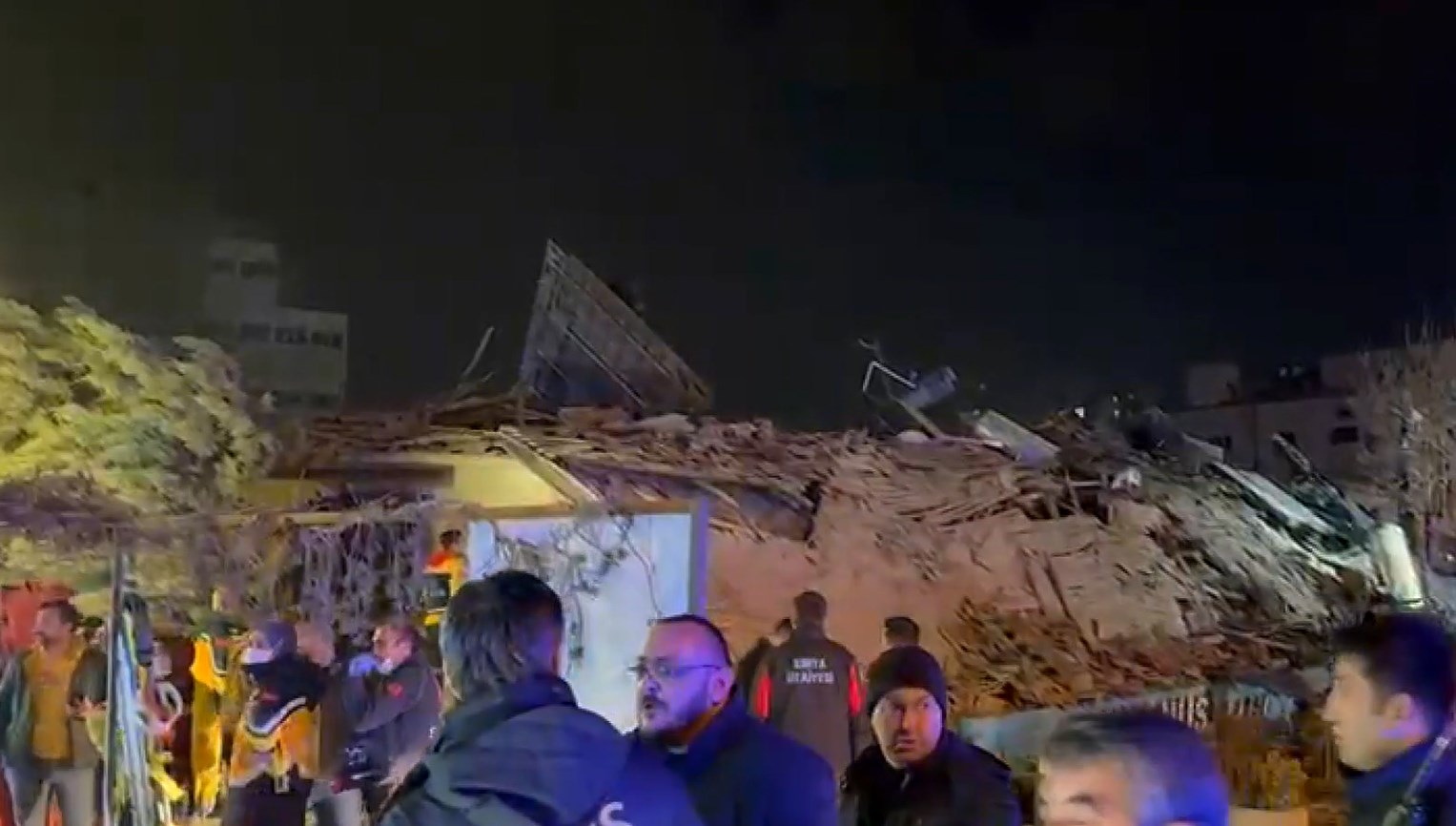 Konya'da meydana gelen bina çökmesi sonrası kurtarma çalışmaları hız kesmeden