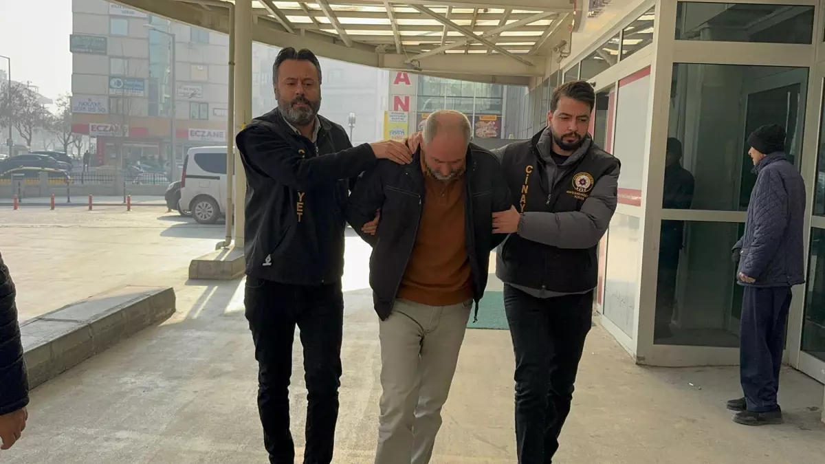 Konya'da meydana gelen bina çökmesi olayında müteahhit gözaltına alındı. Kurtarma