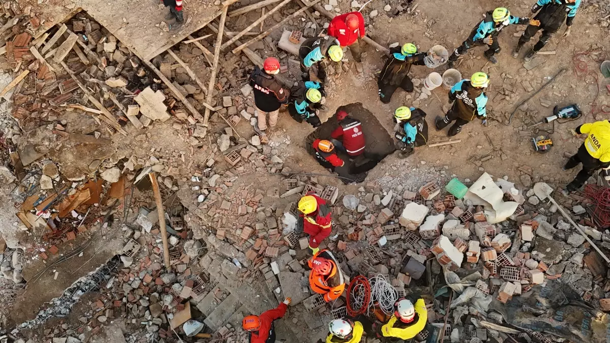 Konya'da meydana gelen bina çökmesi olayının detayları, kurtarma çalışmaları ve