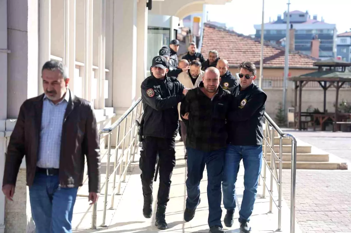 Konya'da Taşoluk Apartmanı'nın çökmesiyle ilgili olarak 6 şüpheli tutuklandı. Olayın