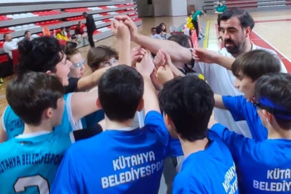 Kütahya Belediyespor’un sporcularından oluşan U-14, U-16 ve U-18 takımları, 19-23