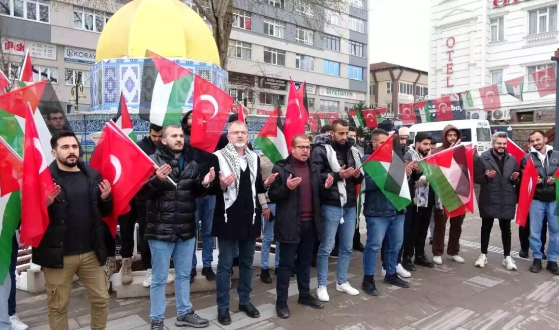 Kütahya'da Filistinli gençler, ateşkesin sevincini coşkuyla kutladı. Bu anlamlı etkinlikte
