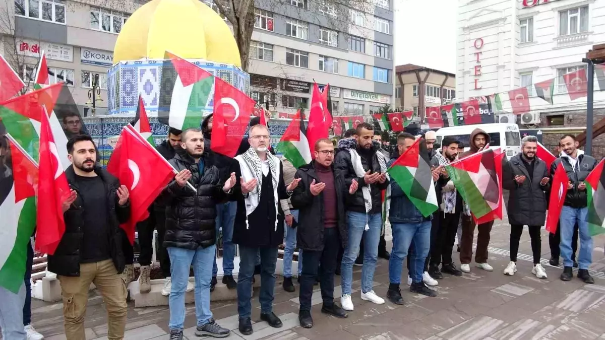 Kütahya'da Filistinli gençler, ateşkesin sevincini coşkuyla kutladı. Bu anlamlı etkinlikte