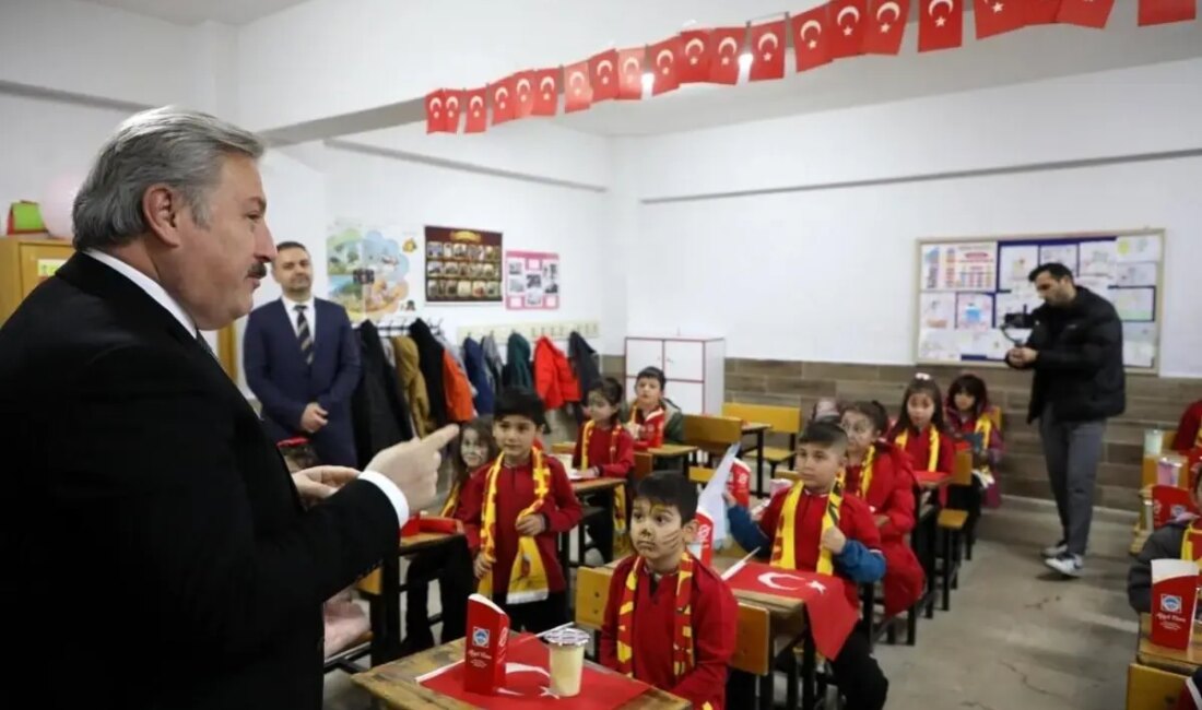 Melikgazi Belediye Başkanı, yıl boyunca gösterdikleri başarılar için öğrencilere karne