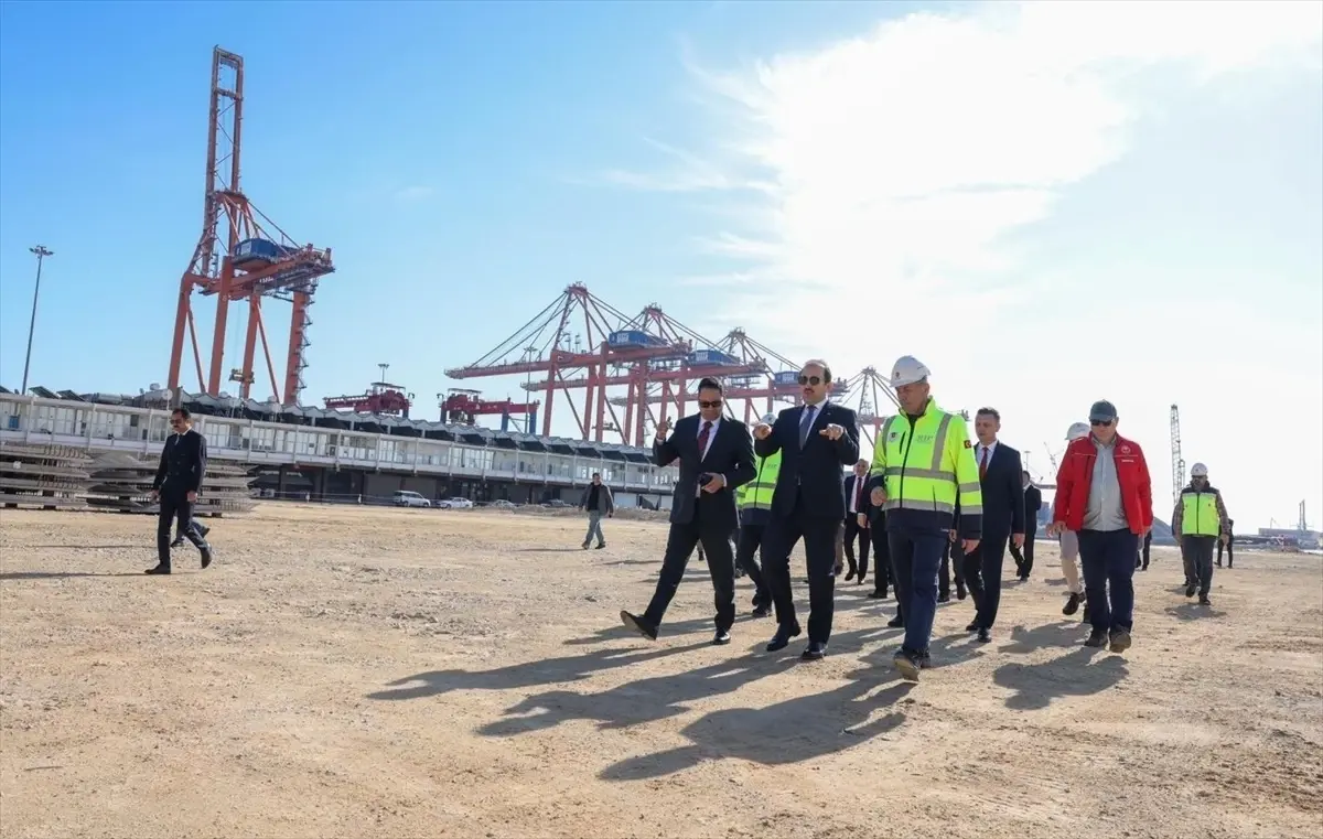 Mersin Uluslararası Limanı'nın genişleme projesi, bölgedeki ticaretin ve lojistiğin gelişimine