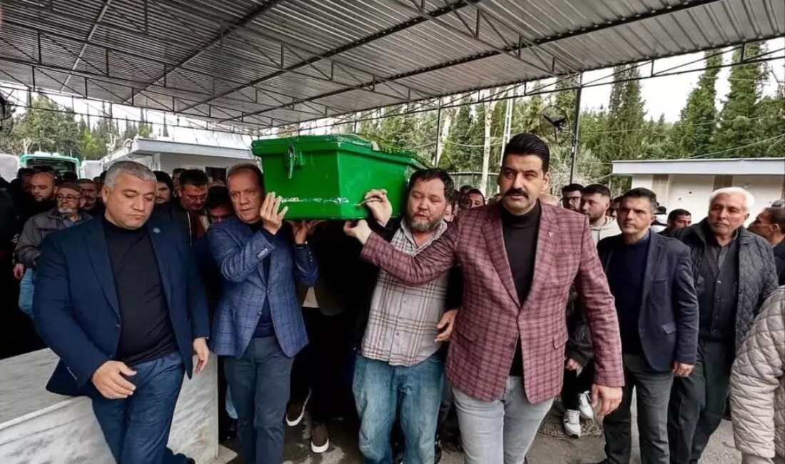 Mersin'de, halkın sevgilisi '1 Milyon Mehmet' son yolculuğuna uğurlandı. Tüm