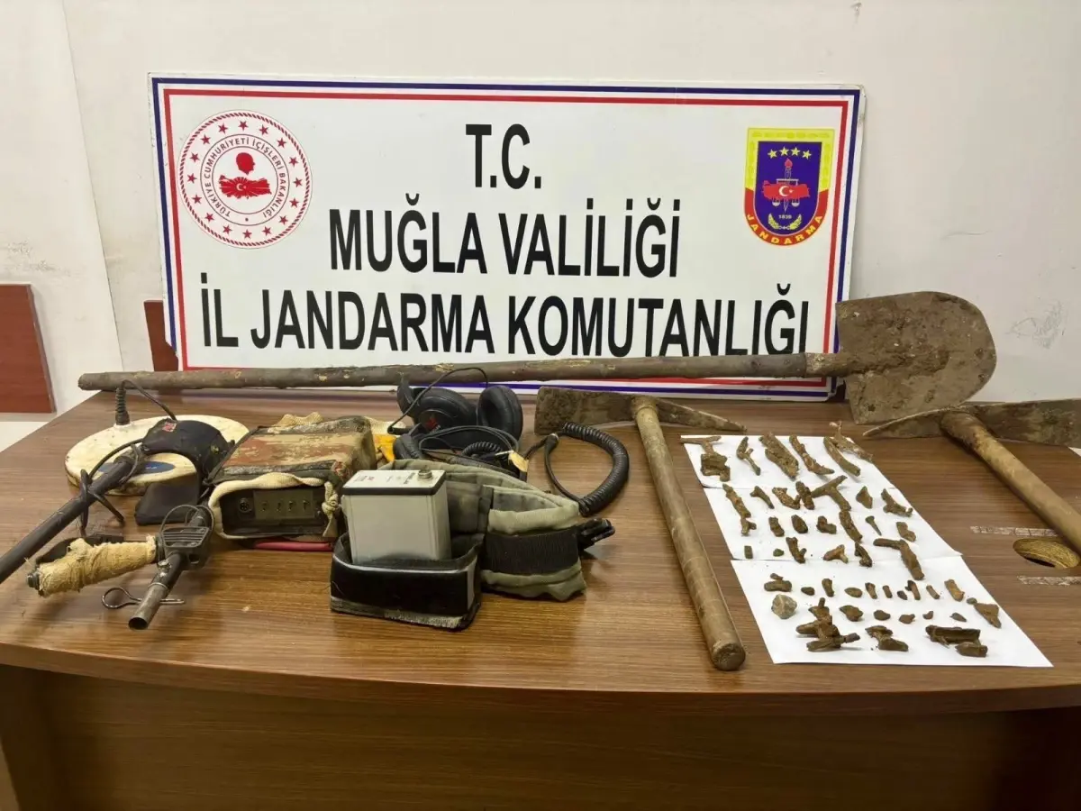 Muğla Milas'ta düzenlenen kaçak kazı operasyonunda dört şüpheli yakalandı. Yetkililer,