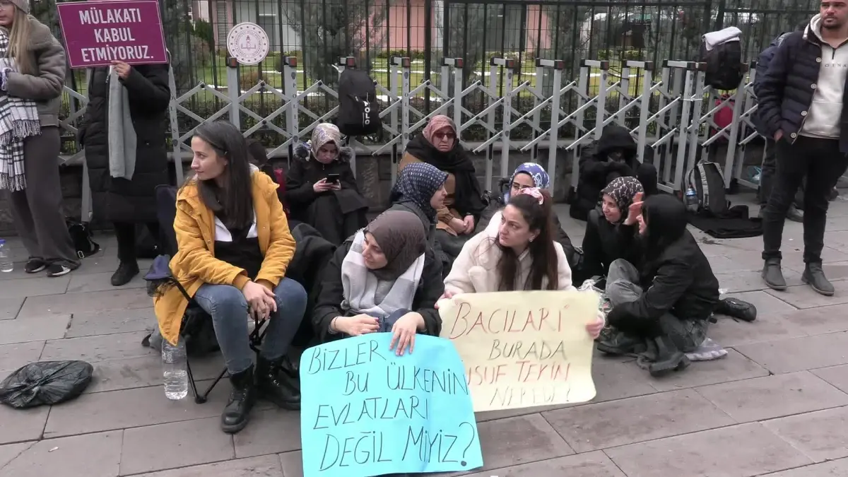 Mülakat mağduru öğretmen adayları, MEB önünde haklarını savunmak için eylemde.