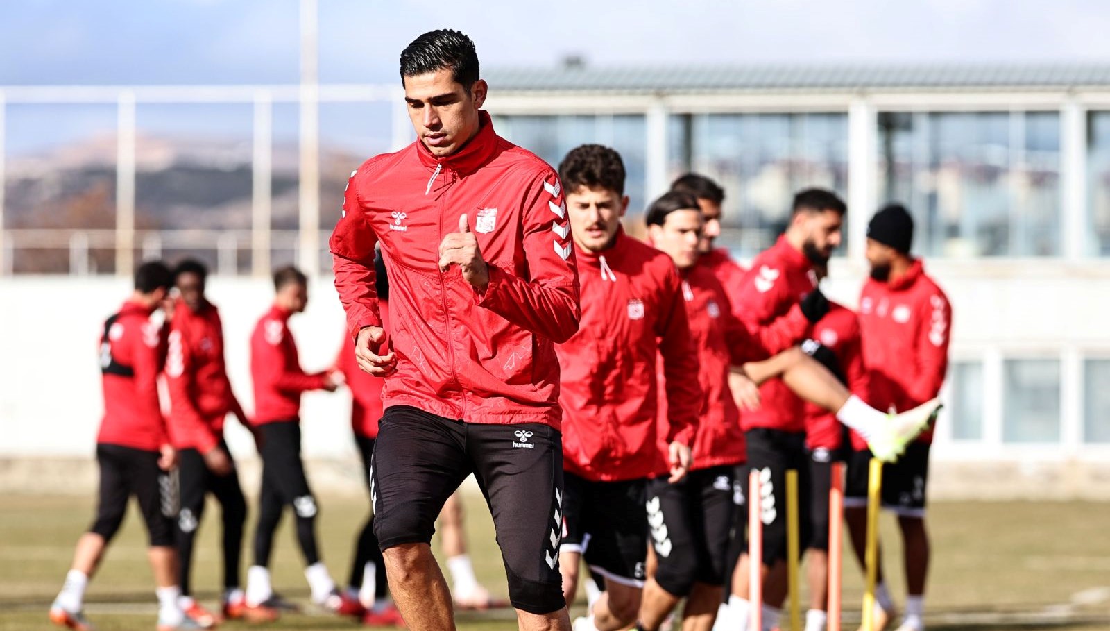 Net Global Sivasspor, Trabzonspor ile deplasmanda zorlu bir mücadeleye çıkıyor.