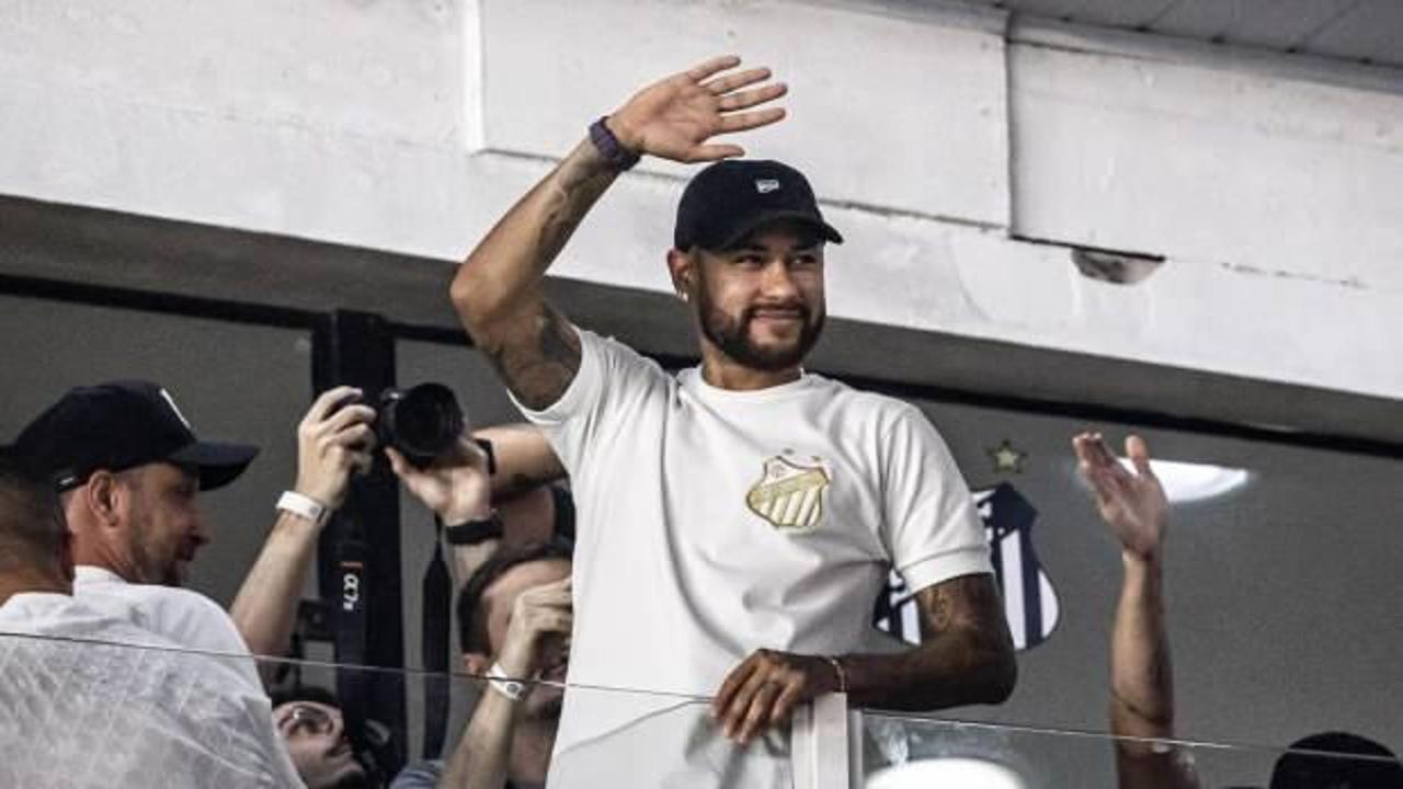 Neymar'ın Santos'a dönüşü, futbol dünyasında büyük bir heyecan yarattı. Brezilyalı