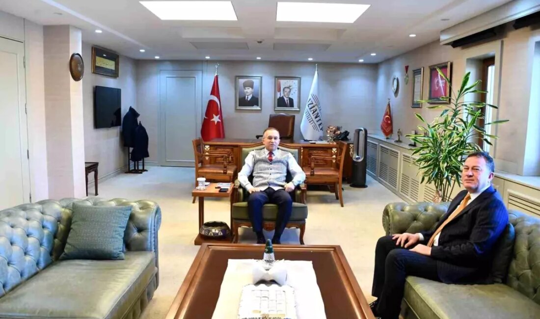 Nizip Belediye Başkanı Ali Doğan, Vali Kemal Çeber'i ziyaret ederek,