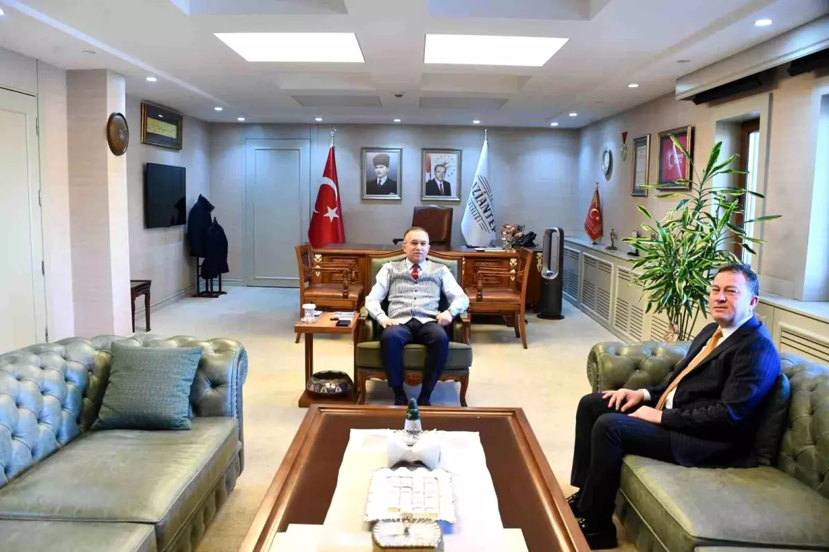 Nizip Belediye Başkanı Ali Doğan, Vali Kemal Çeber'i ziyaret ederek,