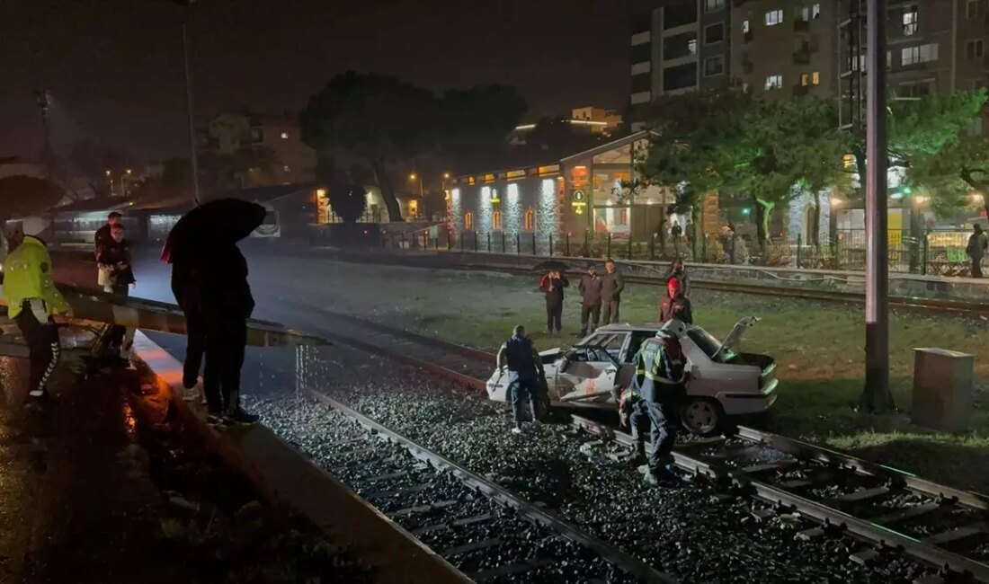 Söke'de bir otomobil raylara düşüp devrildi, sürücü hastaneye kaldırıldı.