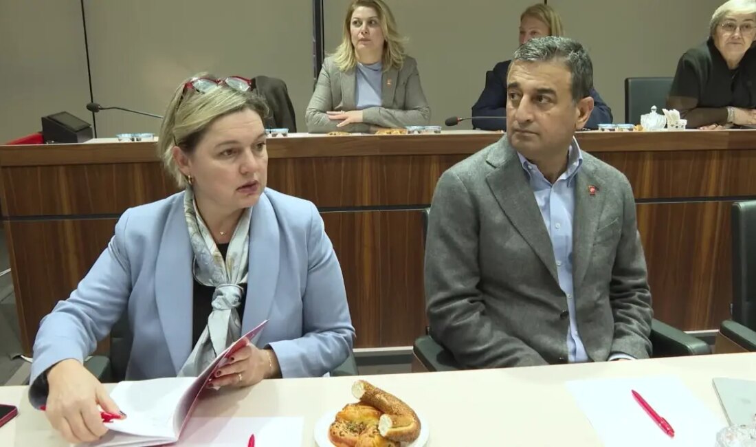 Özgür Özel, Beşiktaş Belediye Başkanı Rıza Akpolat'ın tutuklanmasını değerlendirerek, siyasi