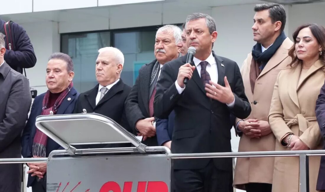Özgür Özel, Beşiktaş Belediyesi önünde düzenlenen etkinlikte adalet ve demokrasi