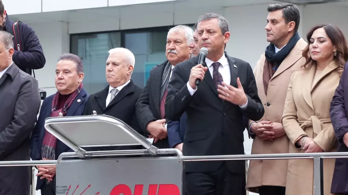 Özgür Özel, Beşiktaş Belediyesi önünde düzenlenen etkinlikte adalet ve demokrasi