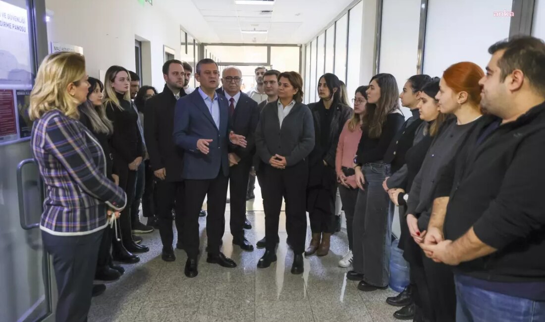 Özgür Özel, Beşiktaş Belediyesi personeline moral ziyaretinde bulundu. Ziyaret sırasında
