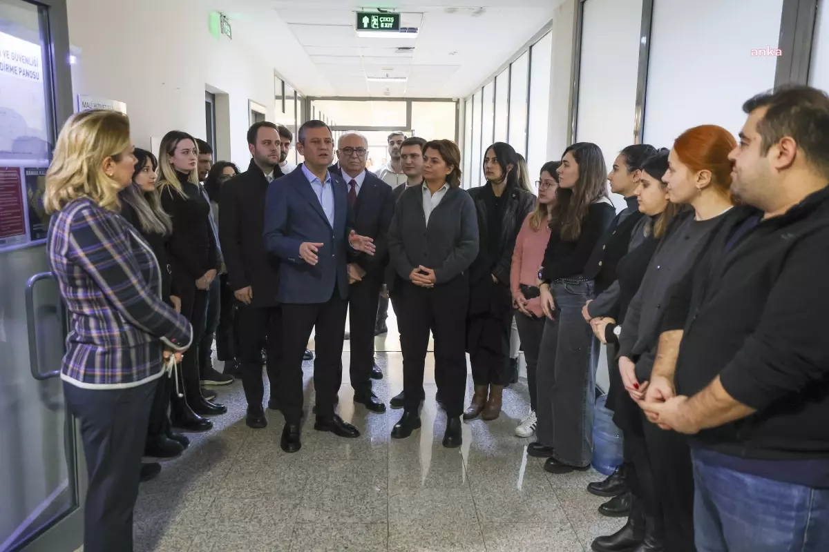Özgür Özel, Beşiktaş Belediyesi personeline moral ziyaretinde bulundu. Ziyaret sırasında