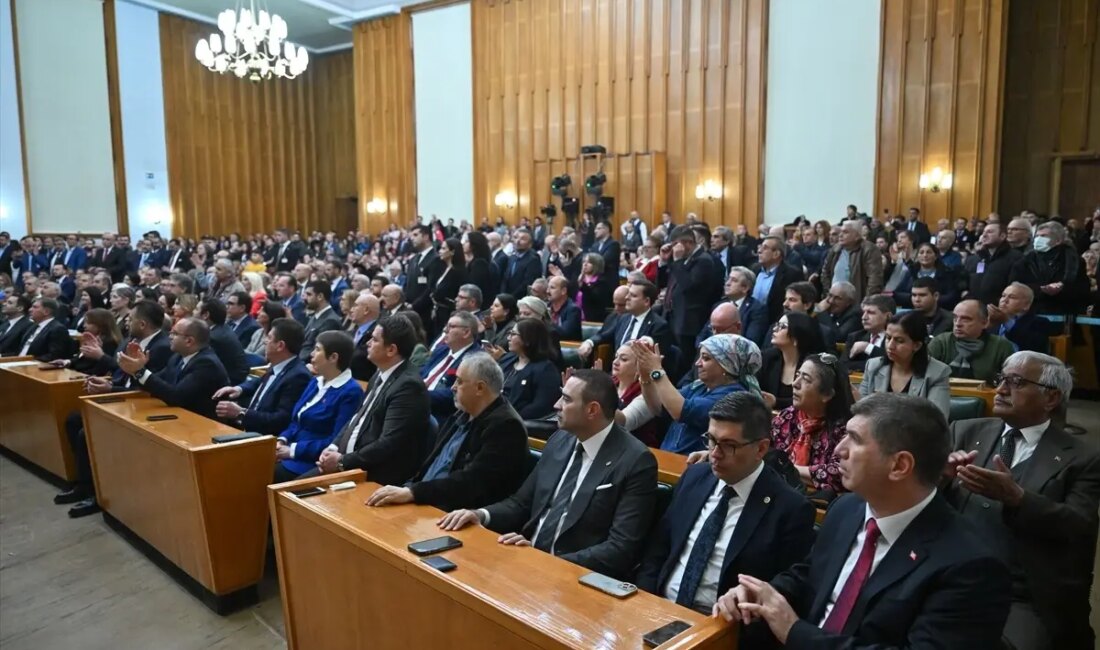 Özgür Özel, CHP'nin yeni Cumhurbaşkanı adayı olarak süreci resmen duyurdu.