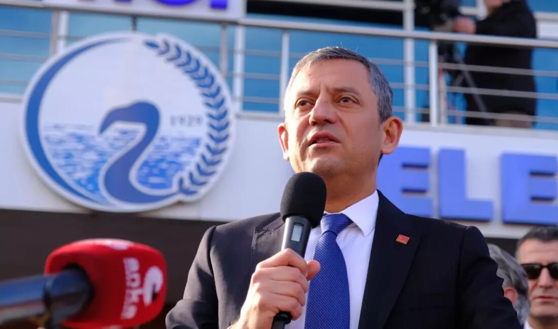 Özgür Özel, emeklilerin geçim hakkı için verdiği mücadeleyle dikkat çekiyor.
