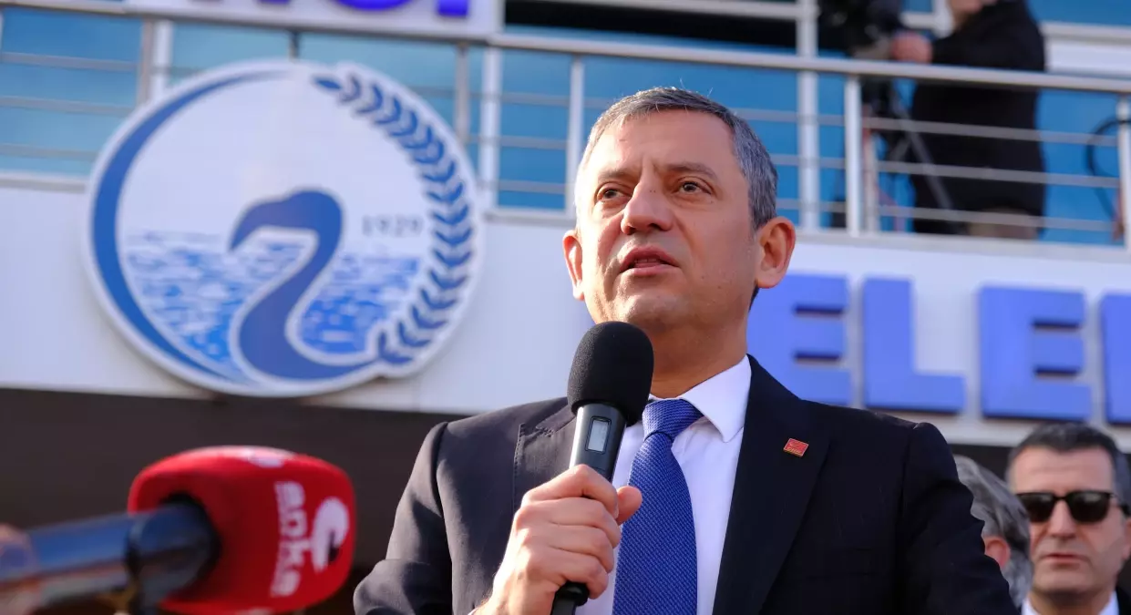 Özgür Özel, emeklilerin geçim hakkı için verdiği mücadeleyle dikkat çekiyor.
