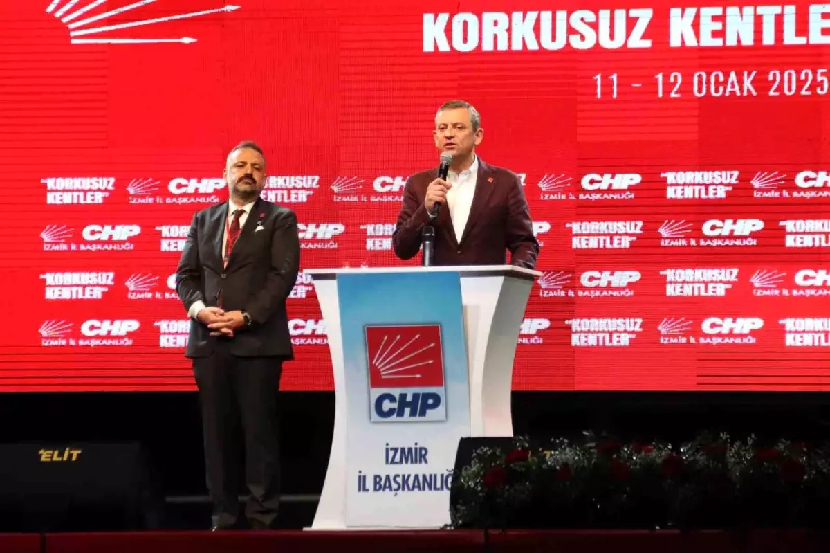 Özgür Özel, İzmir'de düzenlenen İktidar Yolunda Korkusuz Kentler Çalıştayı'nda etkileyici