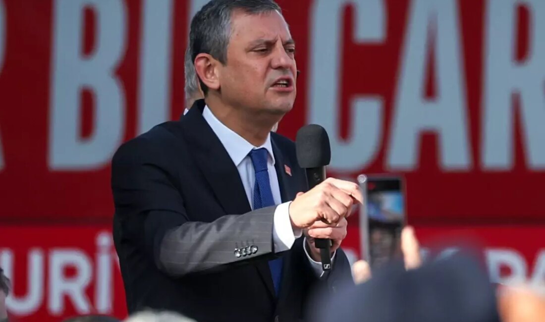 Özgür Özel, Mersin'de gerçekleştirilen CHP programlarına katılarak parti politikalarını ve