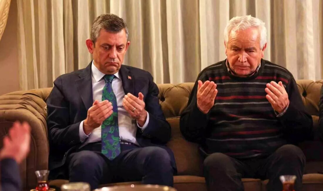 Özgür Özel, yangın mağdurlarını ziyaret ederek destek verdi. Ziyaret sırasında