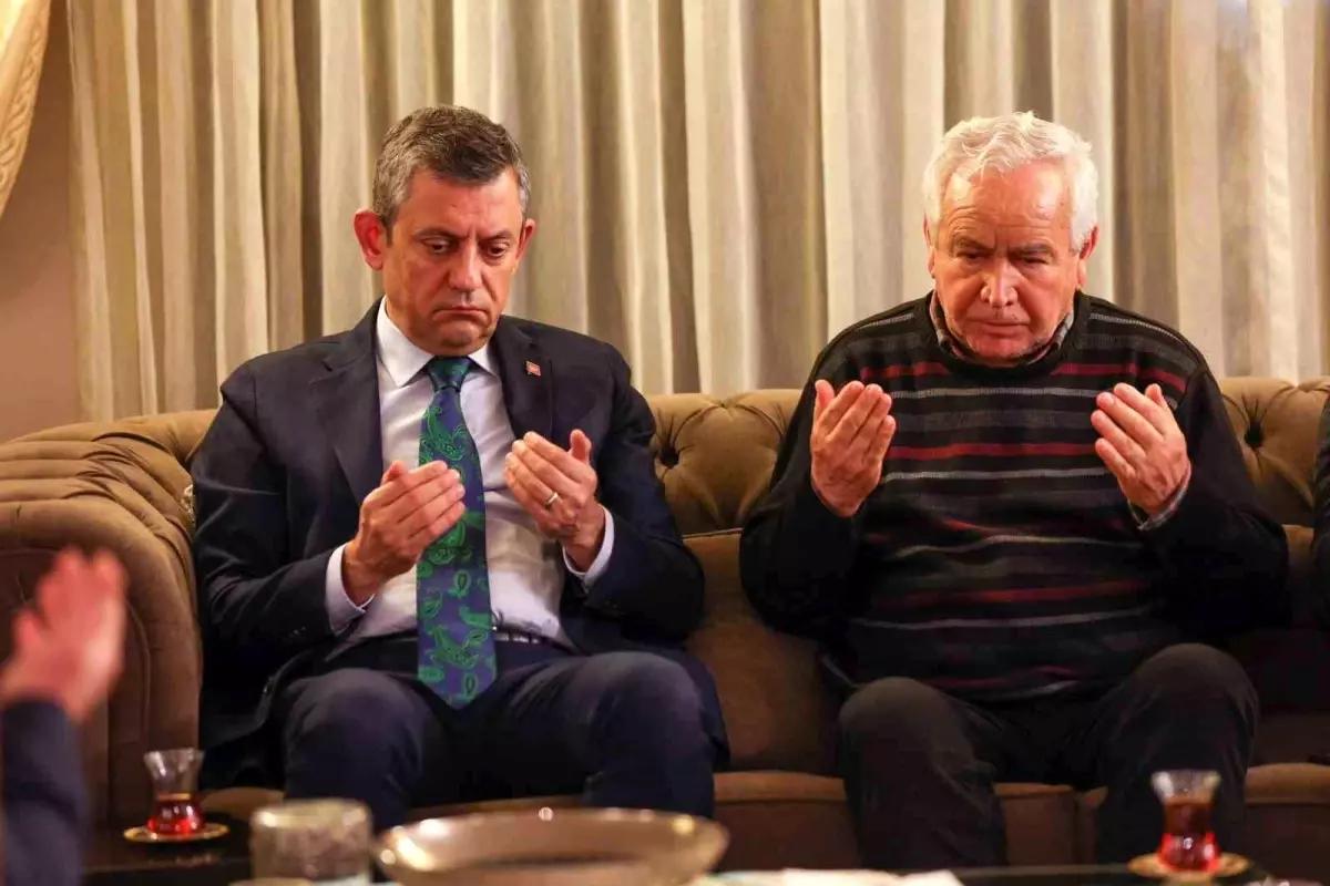 Özgür Özel, yangın mağdurlarını ziyaret ederek destek verdi. Ziyaret sırasında