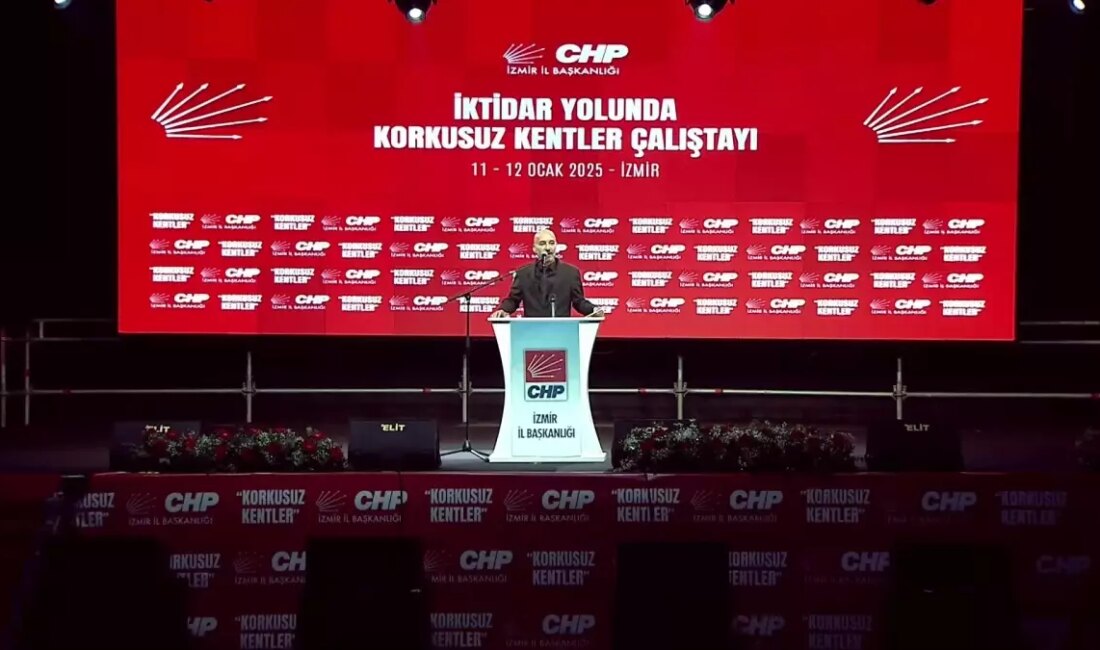 Özgür Özel, İzmir Çalıştayı'nda Cumhurbaşkanı Erdoğan'a sert eleştirilerde bulundu. Siyasi