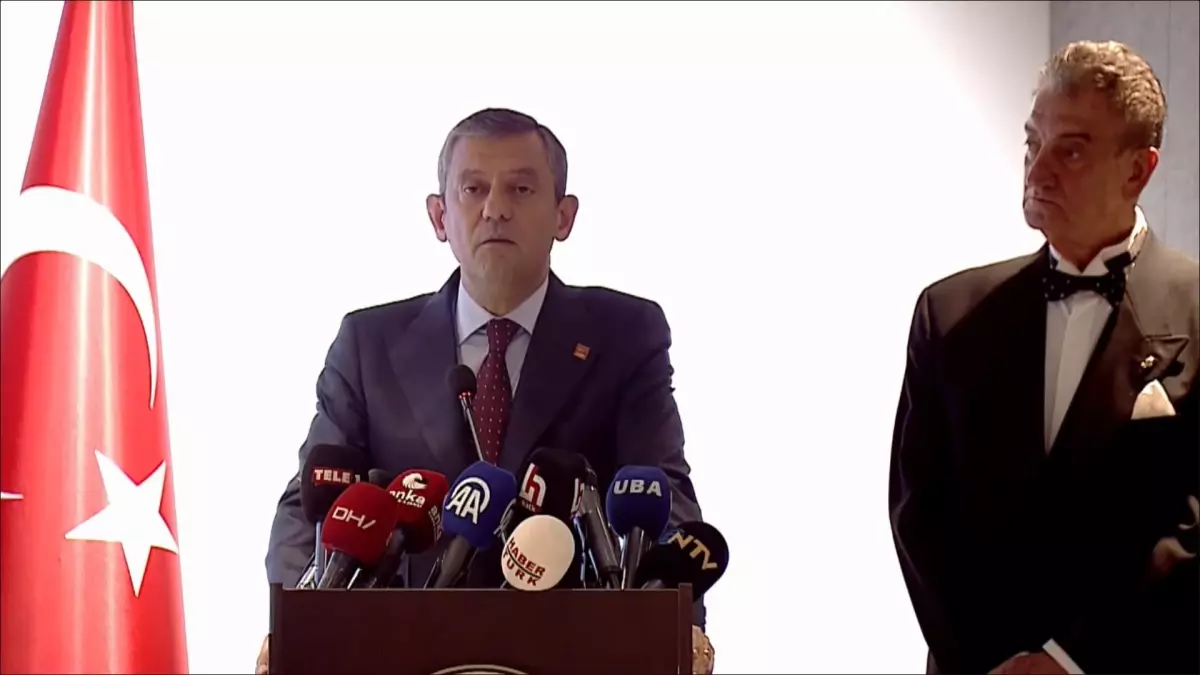 Özgür Özel, İmamoğlu'na verdiği destekle dikkat çekerken, teğmenlerin durumu hakkında