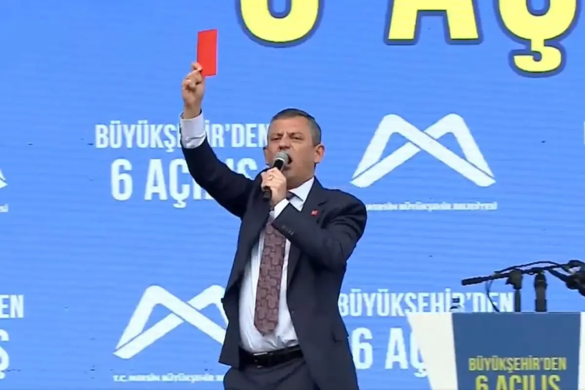 Özgür Özel, Mersin'de düzenlediği etkinlikte iktidara karşı kırmızı kart çağrısında