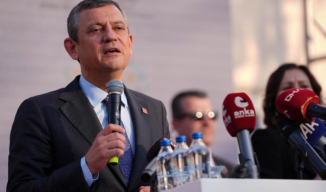 İzmir'de gençlerle buluşan CHP lideri Özgür Özel, yeni 'çözüm Süreci'ne