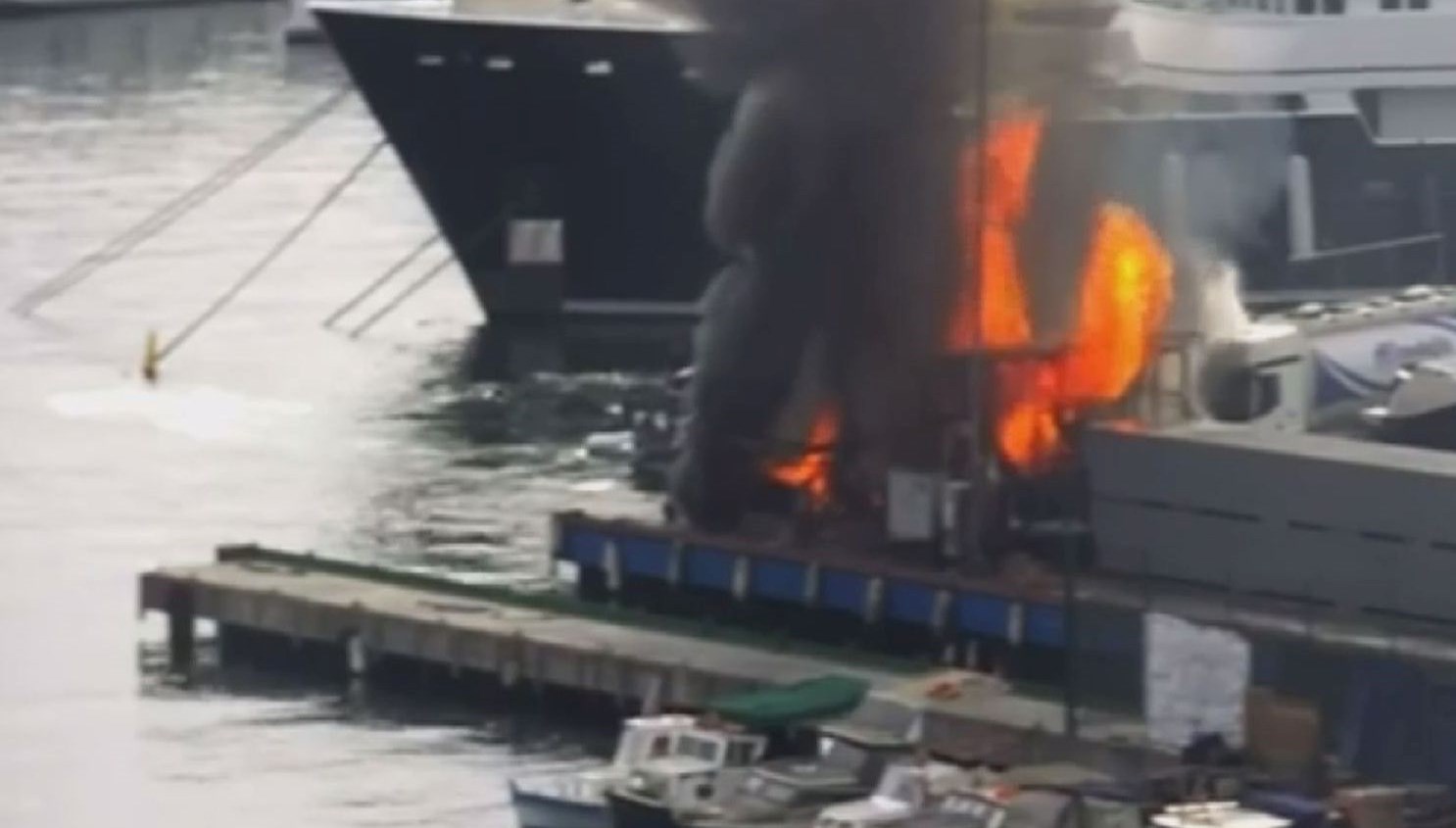 Pendik Marina'da çıkan yangın, itfaiye ekiplerinin hızlı müdahalesi ile kontrol